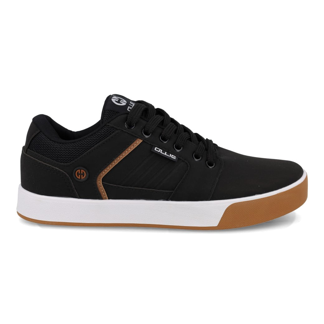 Tênis casual masculino infantil preto com detalhes marrom e fechamento por cadarço.